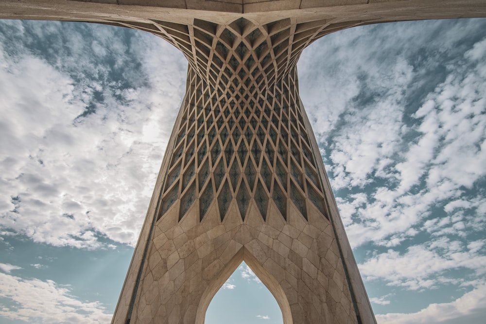 um edifício muito alto com um fundo do céu