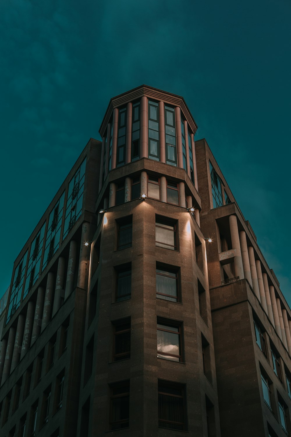 edifício alto marrom