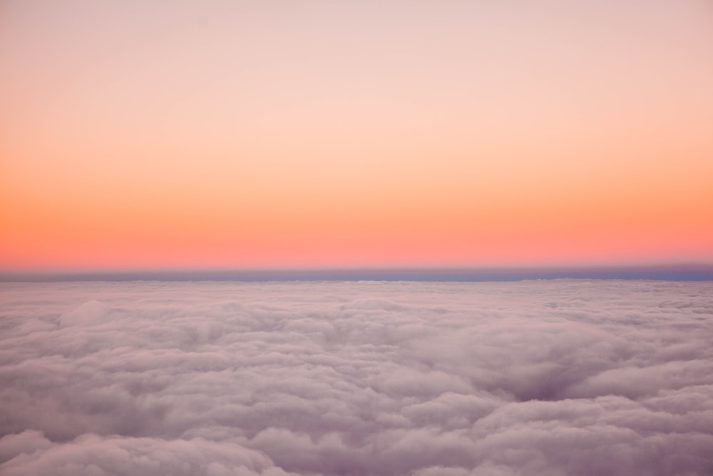 Ein Blick in den Himmel aus einem Flugzeugfenster