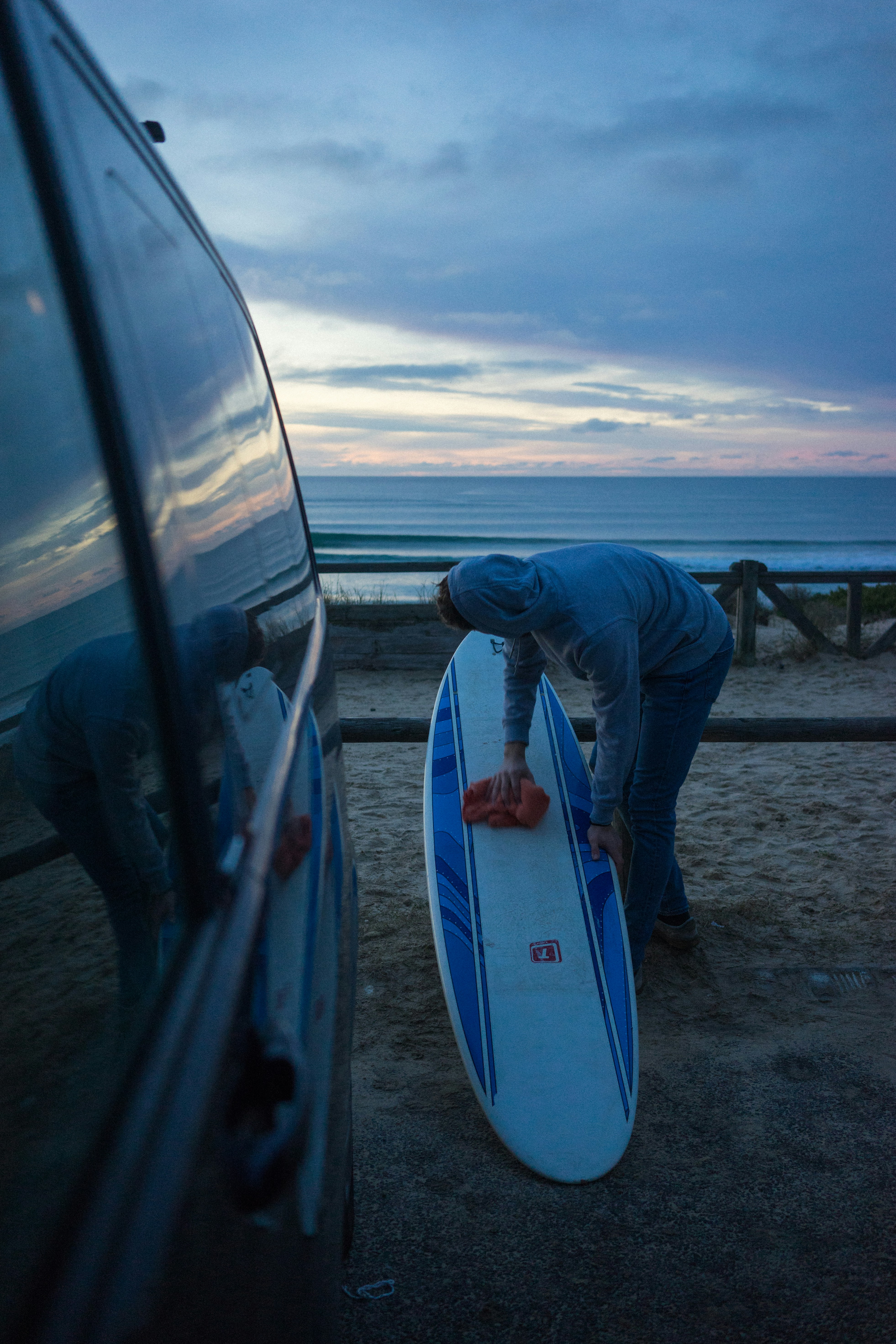 サーフボードを持つ男の写真 Unsplashで見つけるサーフィンの無料写真