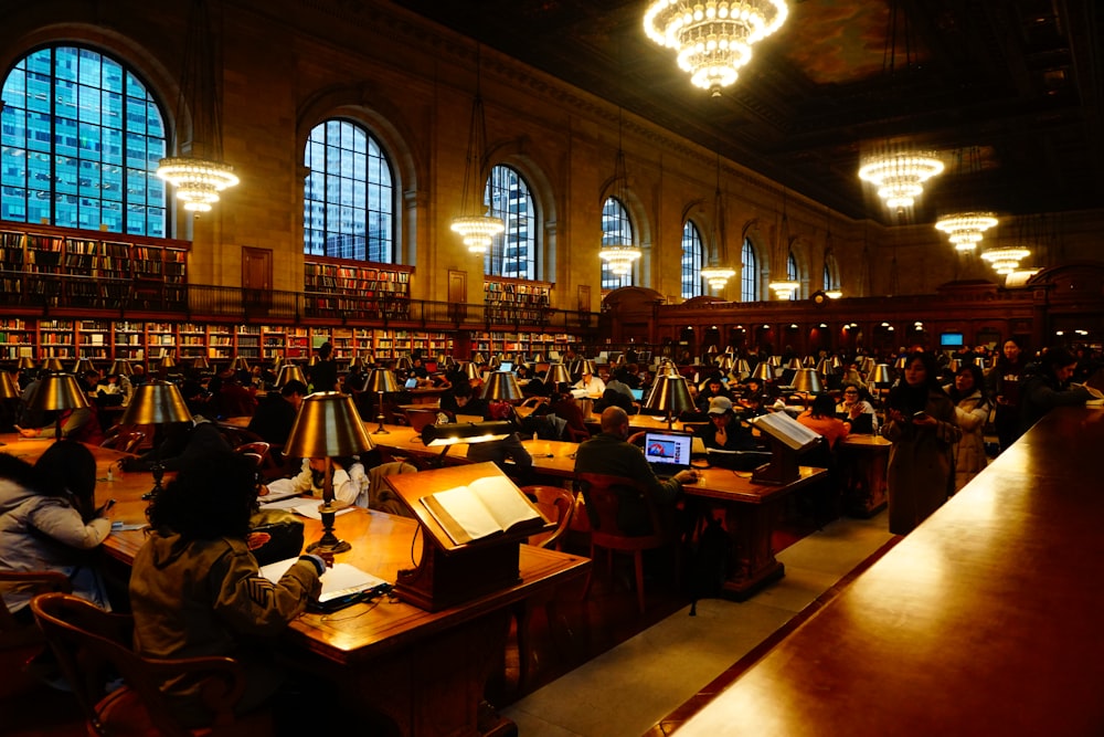 personnes à l’intérieur du bâtiment