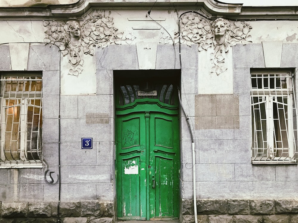 porta verde fechada