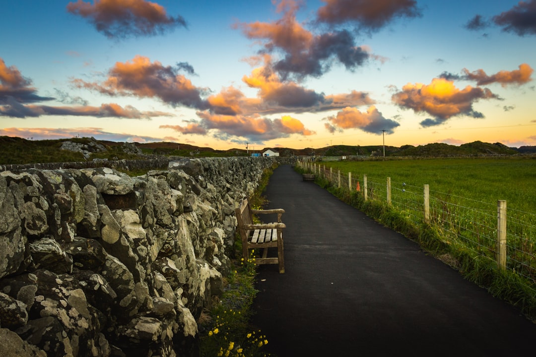 Walls ways. Дороги Шотландии. Фотограф Kyle поле с забором. По дорогам Шотландии фото. Фото ч/б дорога Шотландия.