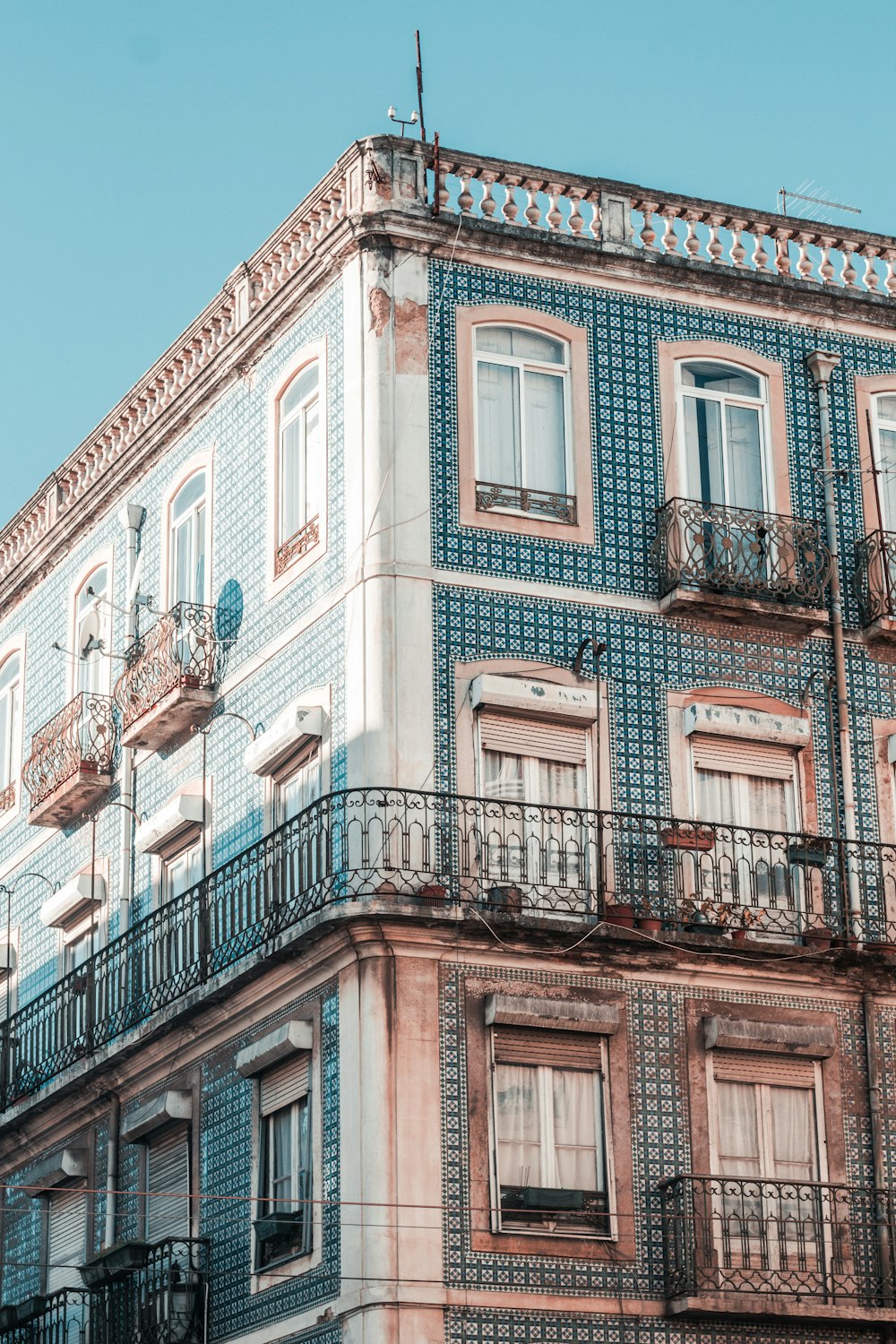 Edificio de hormigón blanco y azul