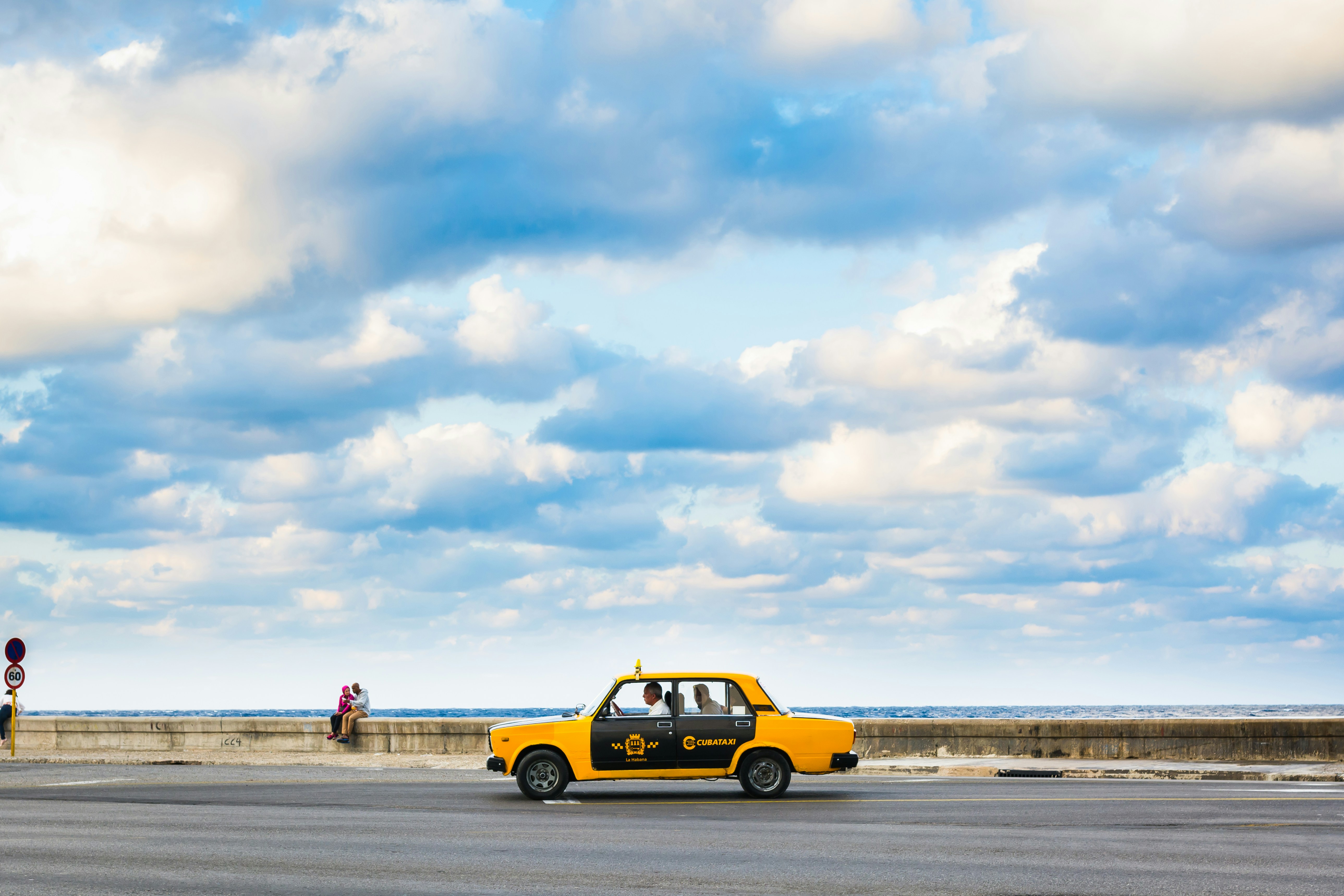 voiture jaune et noire sur la plage pendant la journée