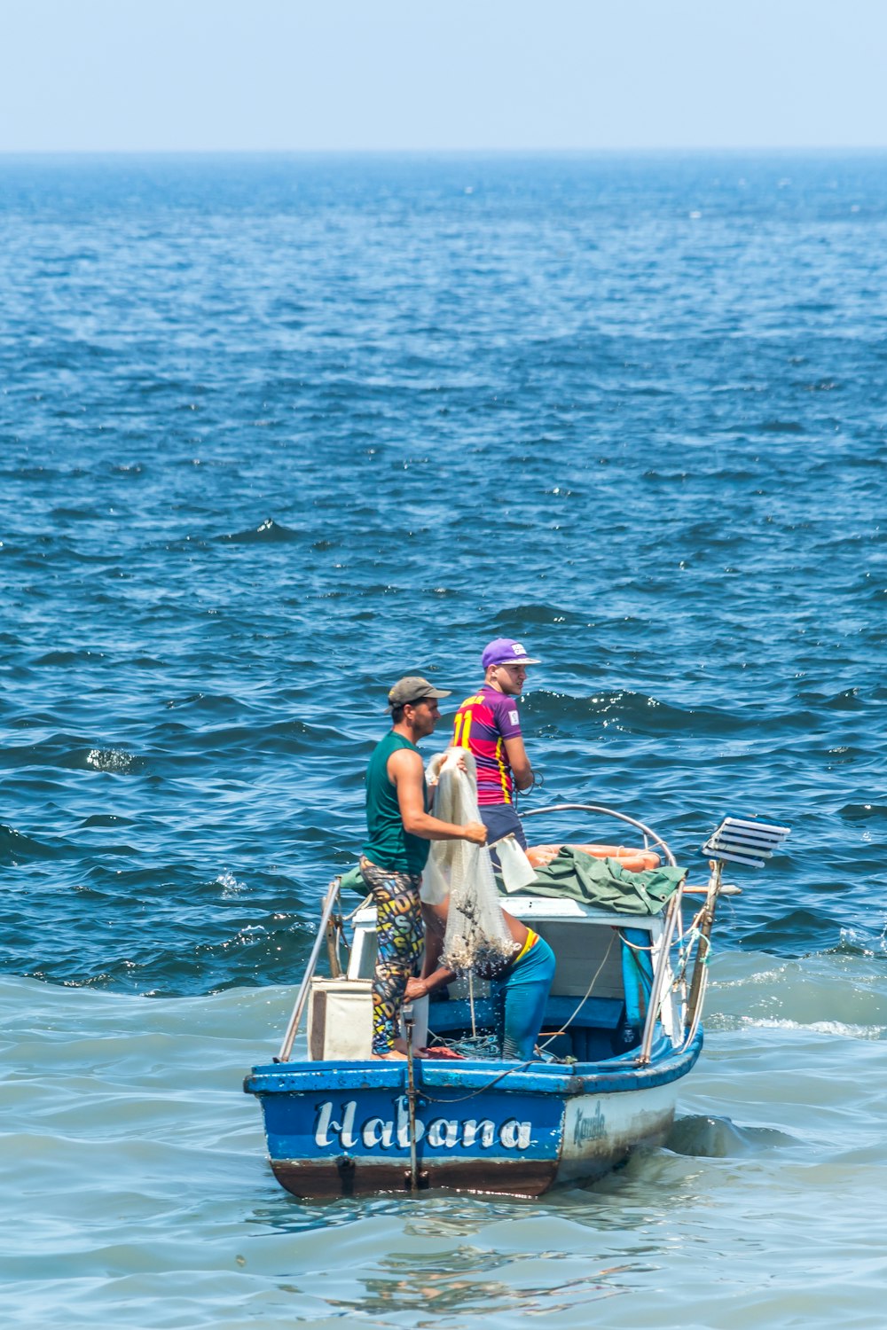 Foto 2 en azul y blanco sentadas en un bote durante día – Imagen Azul gratis en