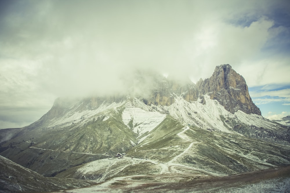 Montaña cubierta de nieve