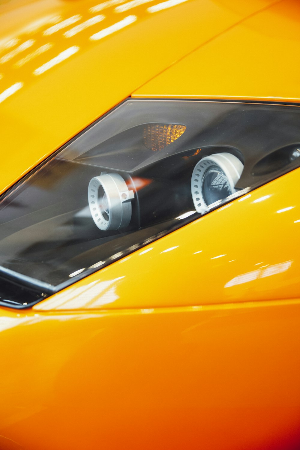 プロジェクターヘッドライト付きオレンジ色のスポーツカー