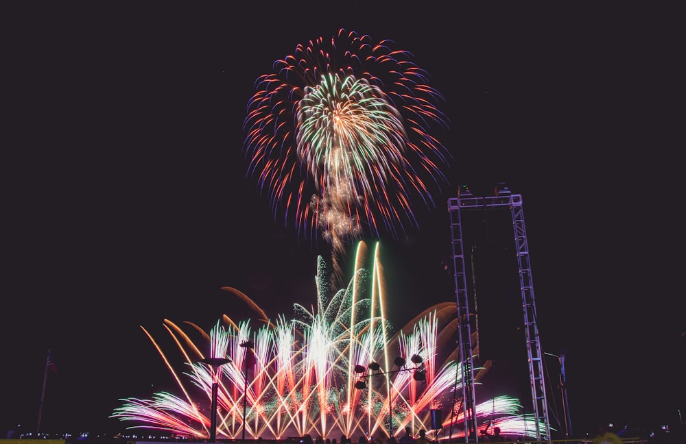 Fuegos artificiales durante la noche