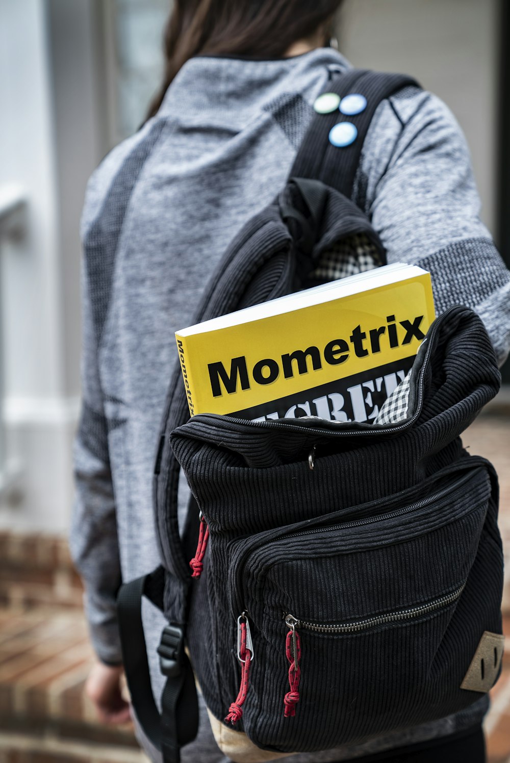 Livro Mometrix dentro da mochila preta