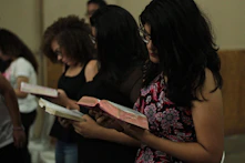 3 women reading book
