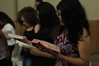 3 femmes lisant leur bible