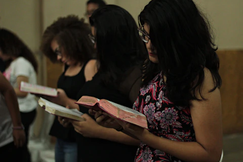 3 women reading book