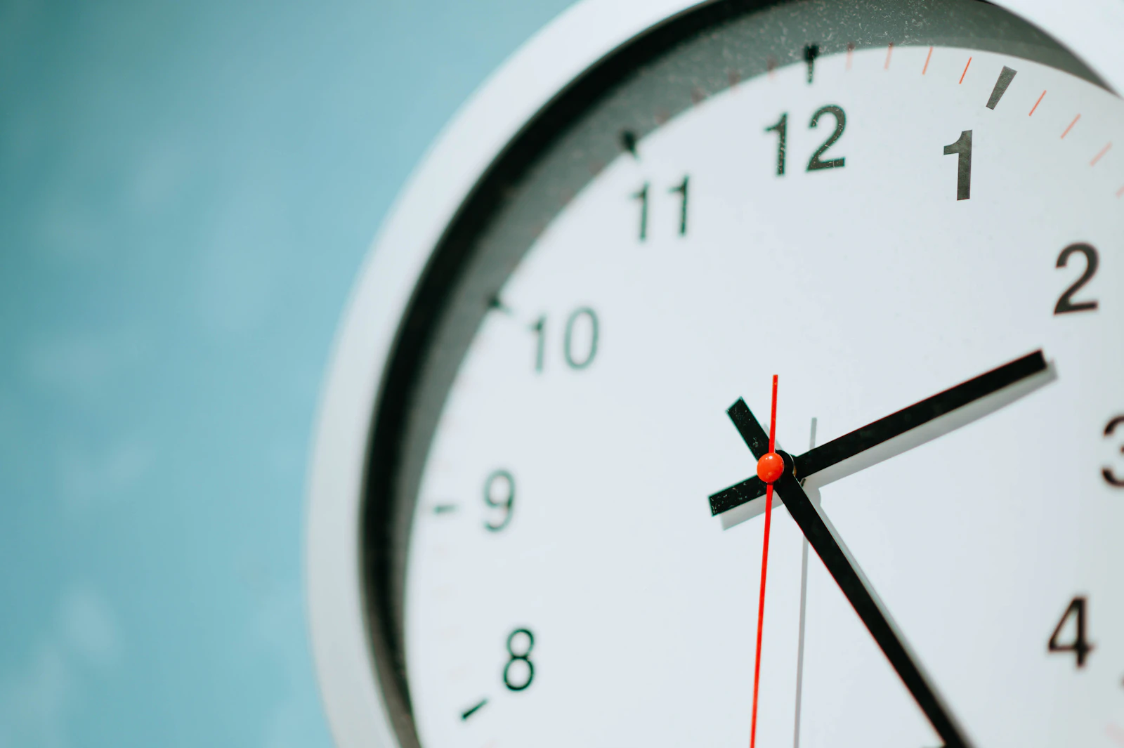 Reloj de pared marcando la hora, representando los plazos del proceso selectivo tras la oposición TAI