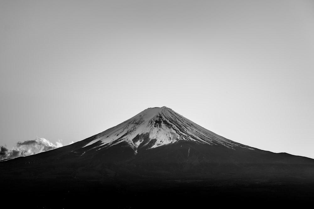 Montaña superior cubierta de nieve en foto en escala de grises