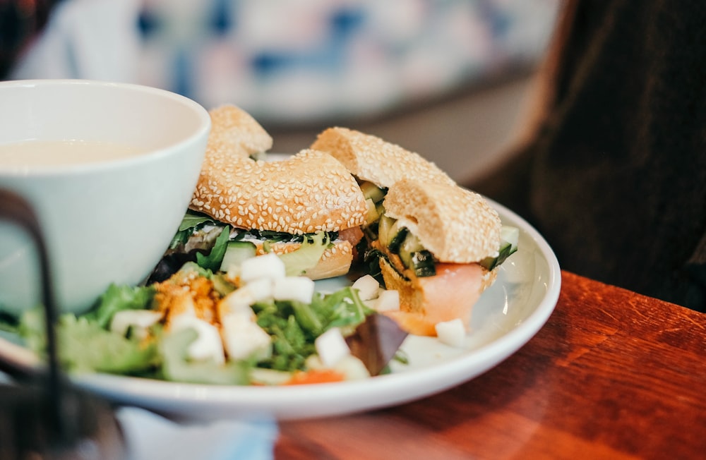 Photographie culinaire de sandwich tranché