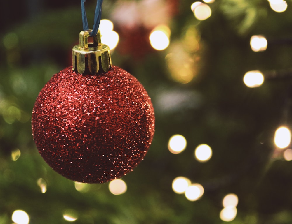 close-up photography of red Christmas bauble