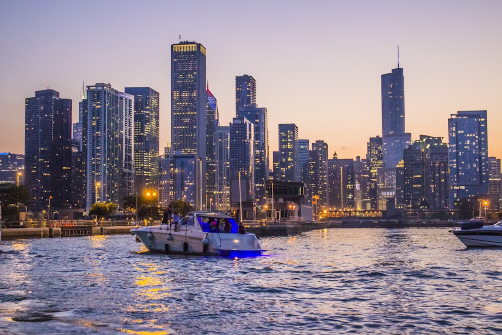 Yacht blanc et bleu sur plan d’eau pendant la journée