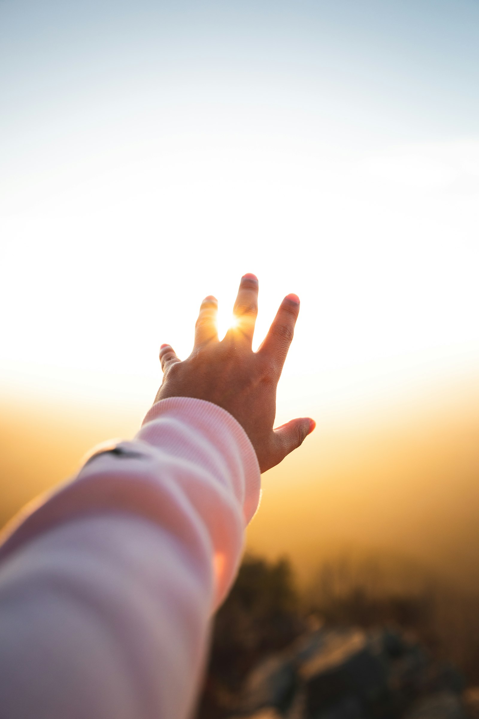 Canon EOS 5D Mark III + Sigma 24-35mm F2 DG HSM Art sample photo. Person lifting hand photography