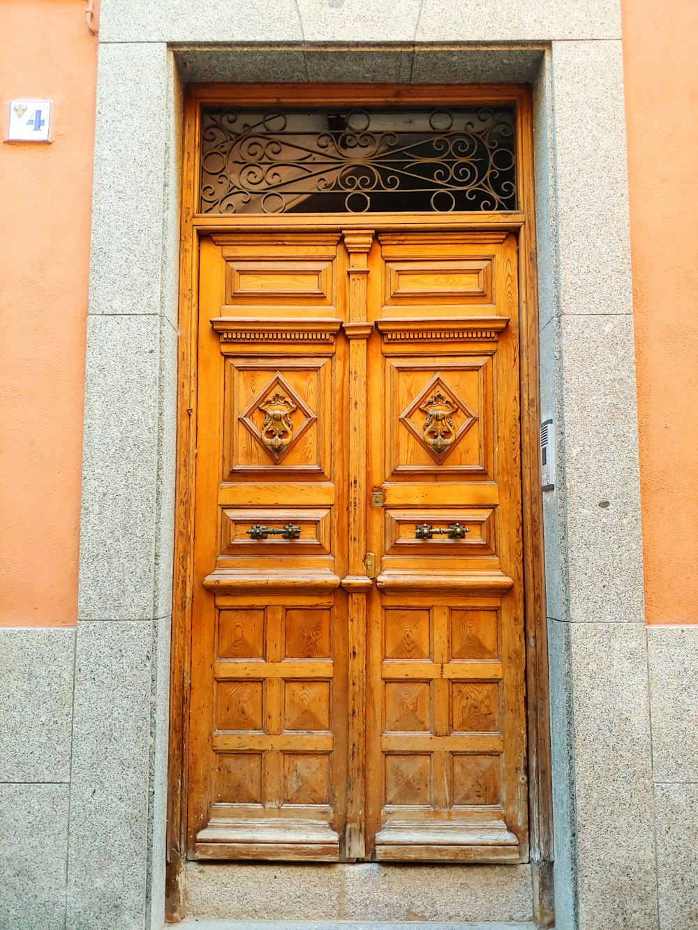 두 개의 닫힌 갈색 문