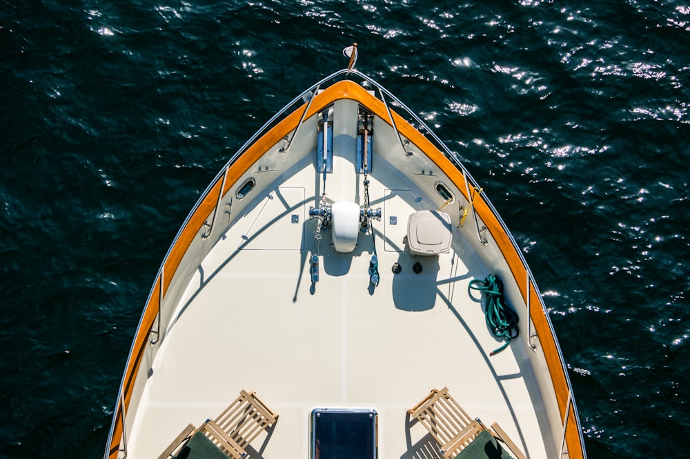 Luftaufnahme eines weiß-orangefarbenen Bootes auf einem Gewässer