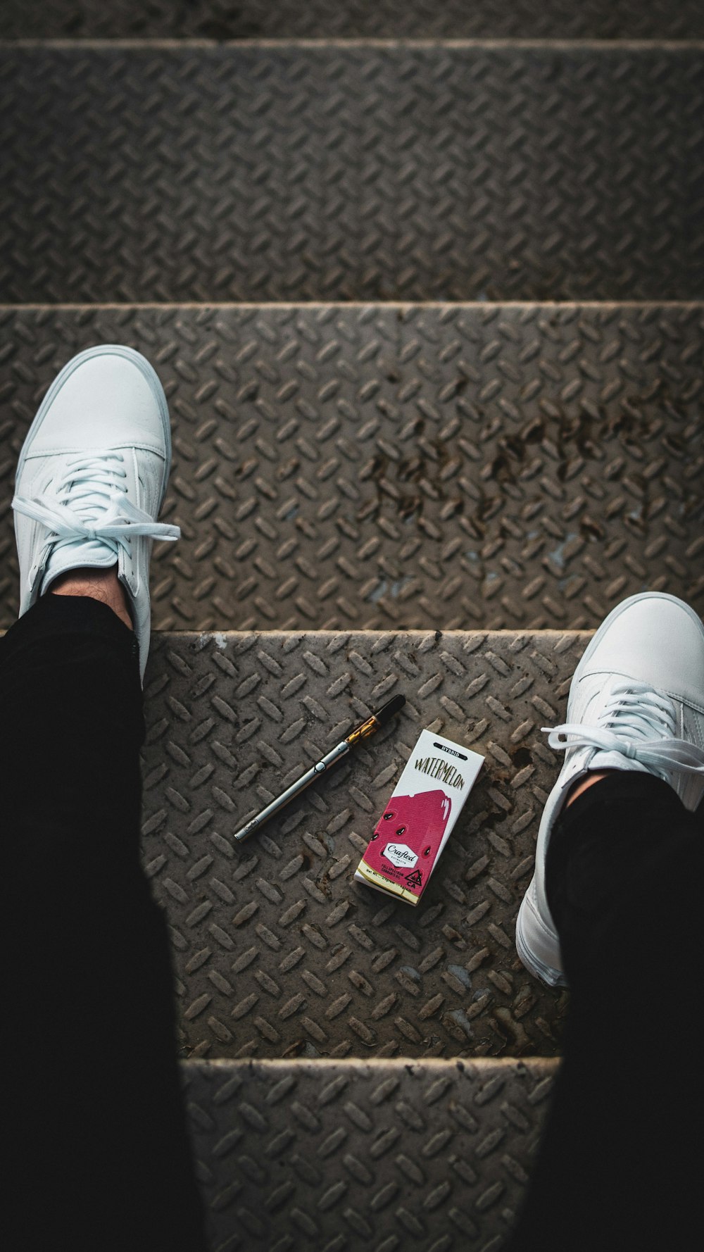 persona con zapatos blancos con cordones