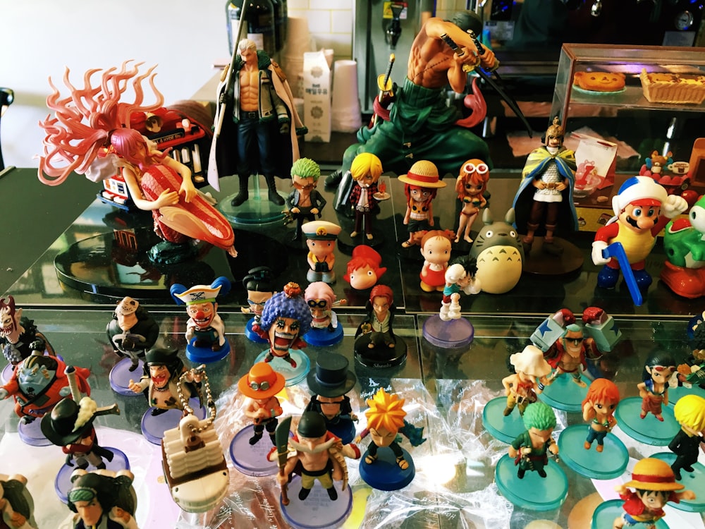 Colección de figuritas de personajes variados en la mesa