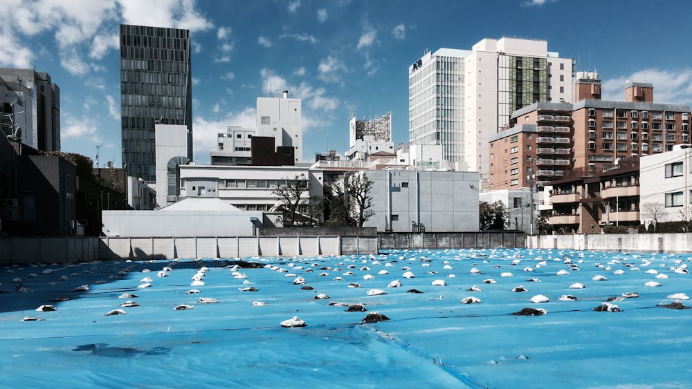 Cancha vacía cerca del edificio