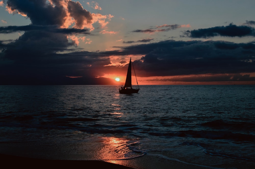 Silhouette eines Segelboots auf dem Meer