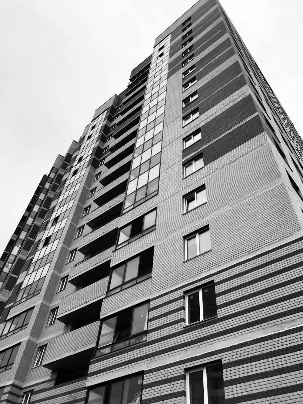 Edificio de gran altura gris