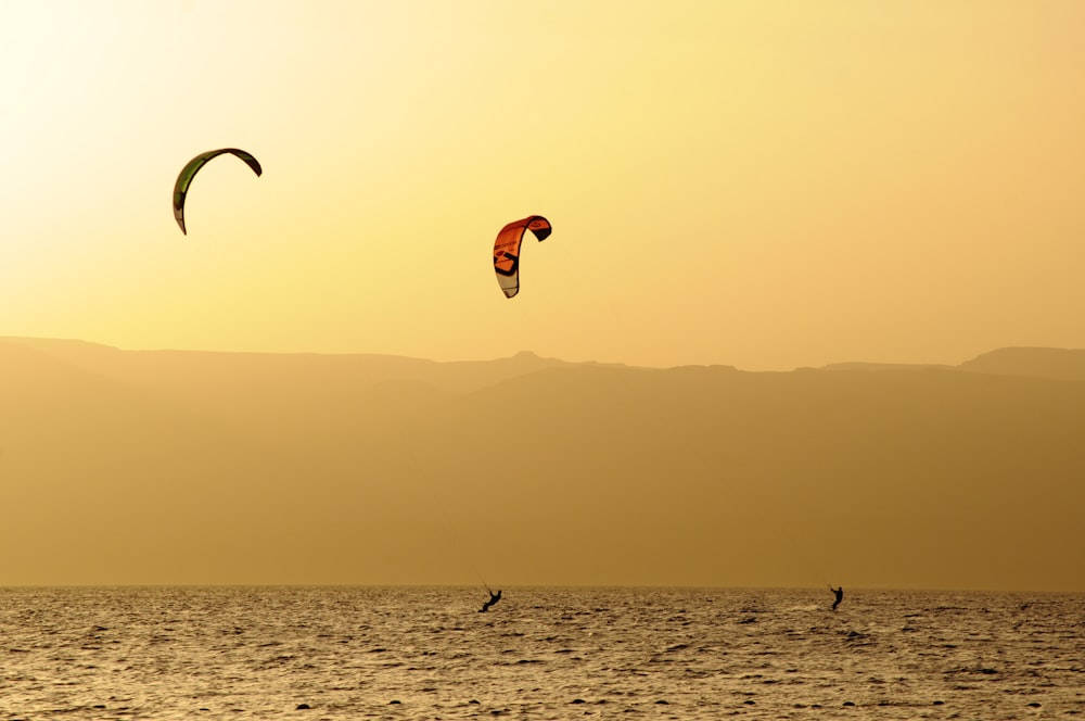 Zwei Personen auf dem Meer während der goldenen Stunde