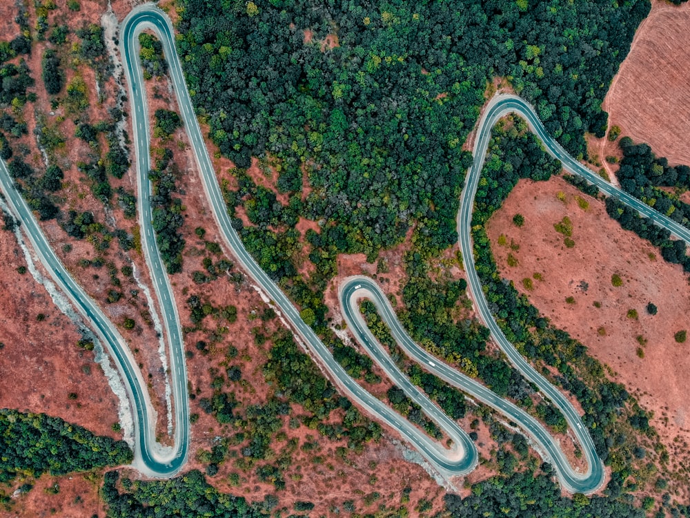 Photographie aérienne de la route pendant la journée