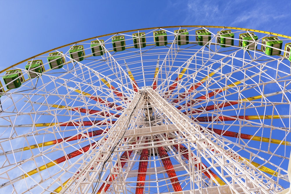 Blick aus einem niedrigen Winkel auf ein mehrfarbiges Riesenrad bei Tag