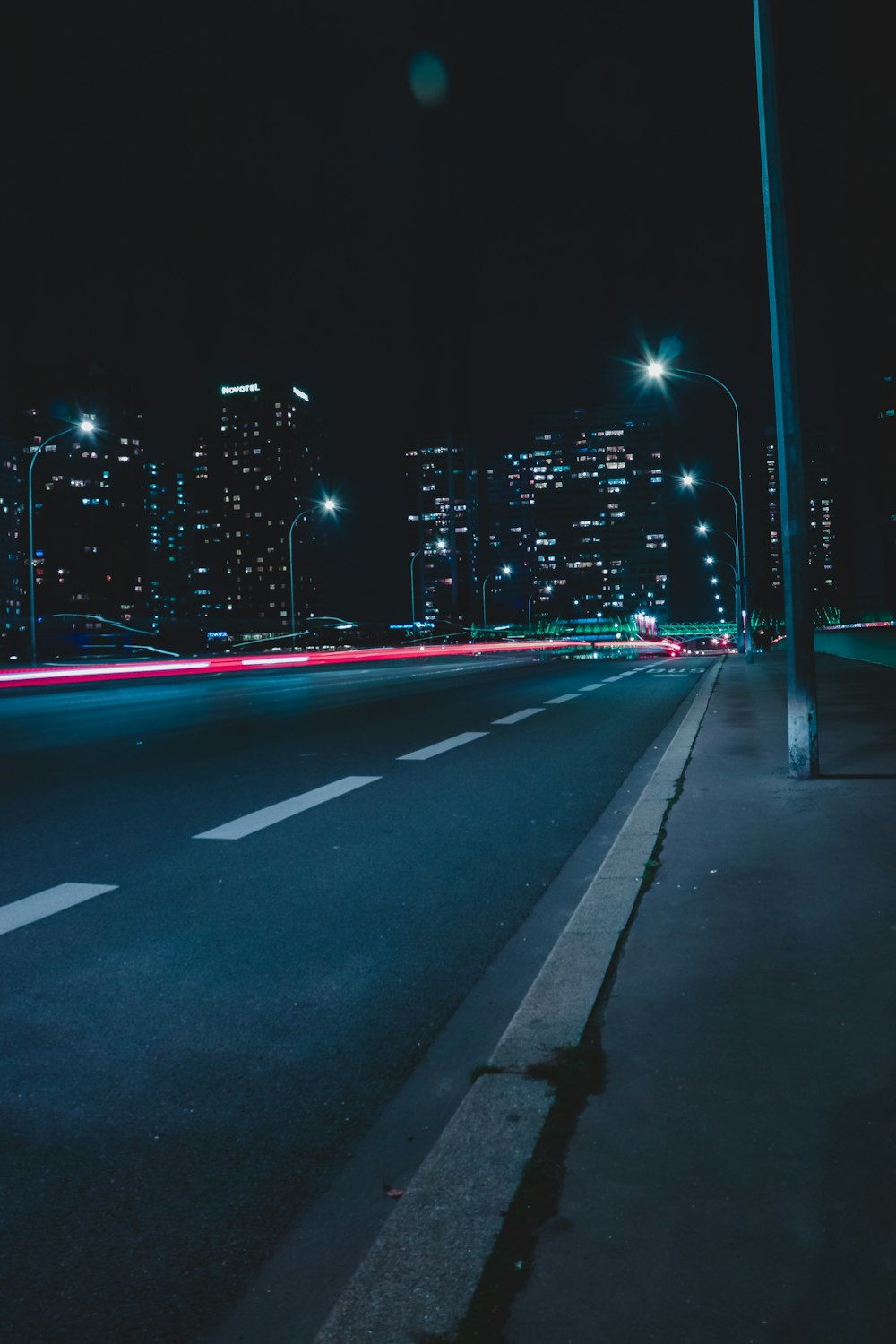 strada vuota con luci durante la notte