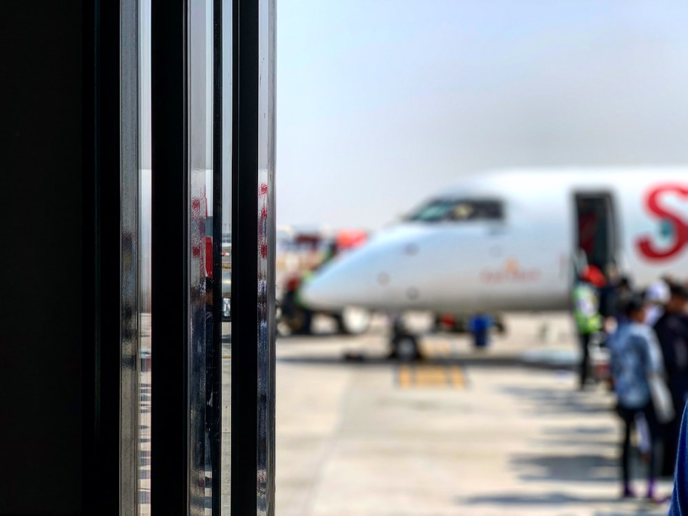 personnes debout à côté de l’avion pendant la journée