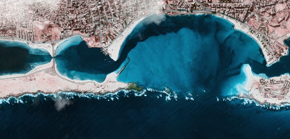 Fotografía aérea de la ciudad cerca del cuerpo de agua