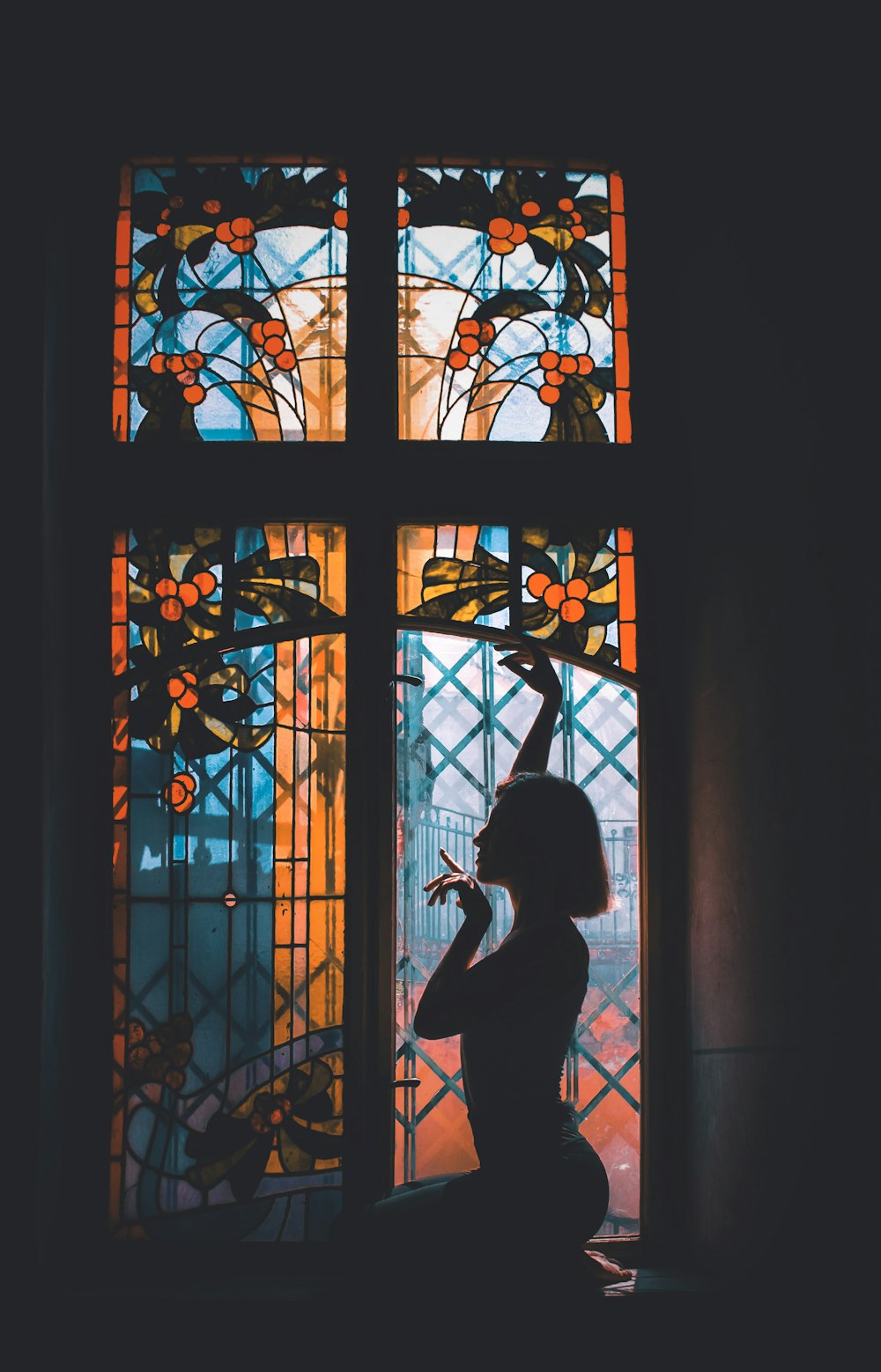 Silueta de mujer sentada junto a la ventana