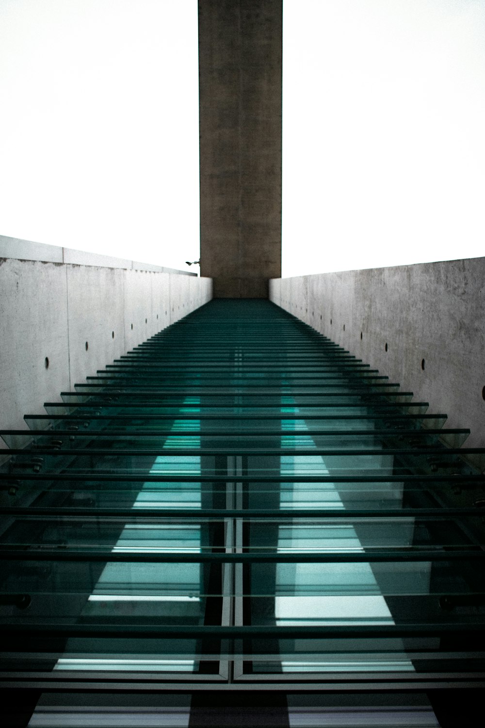 puente vacío gris