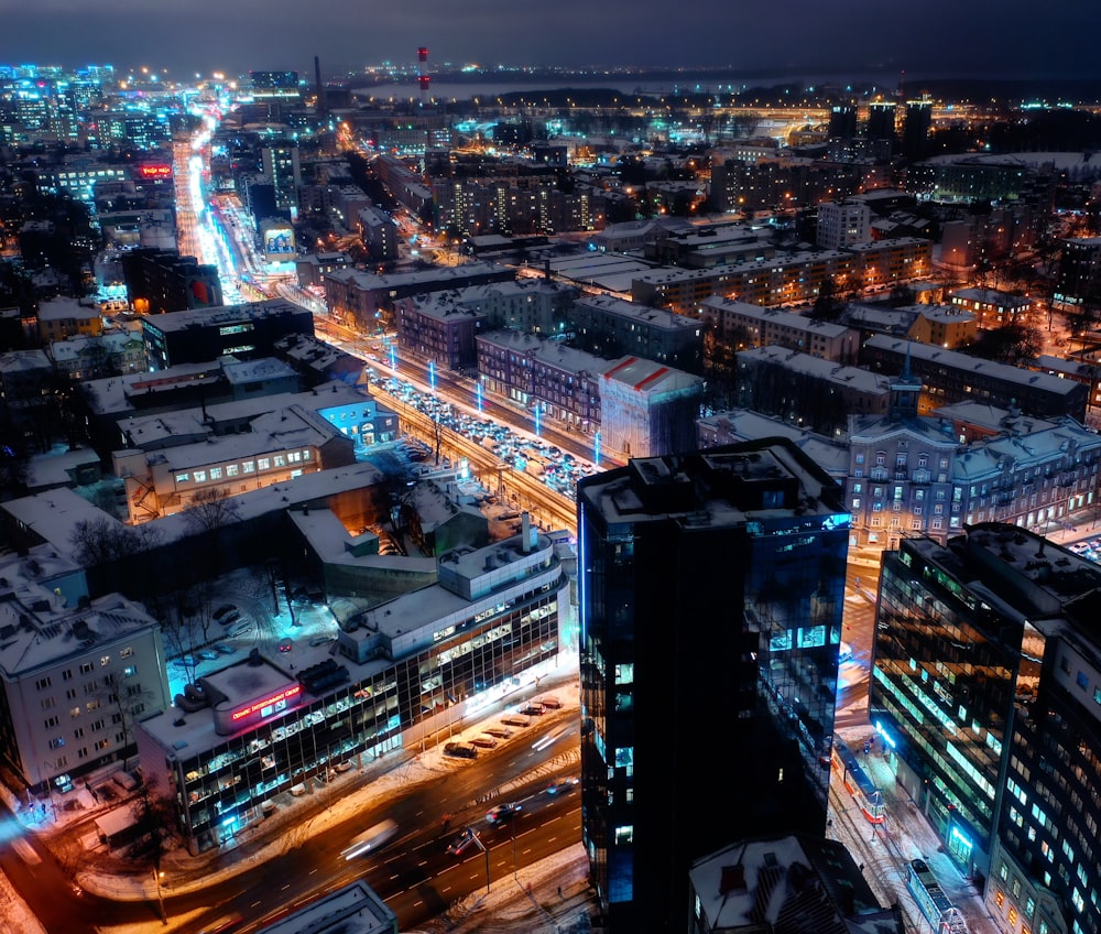 Photo aérienne de la ville pendant la nuit