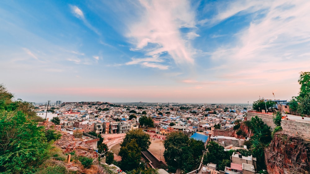Panoramafotografie von Häusern und Gebäuden unter blau-weißem Himmel bei Tag