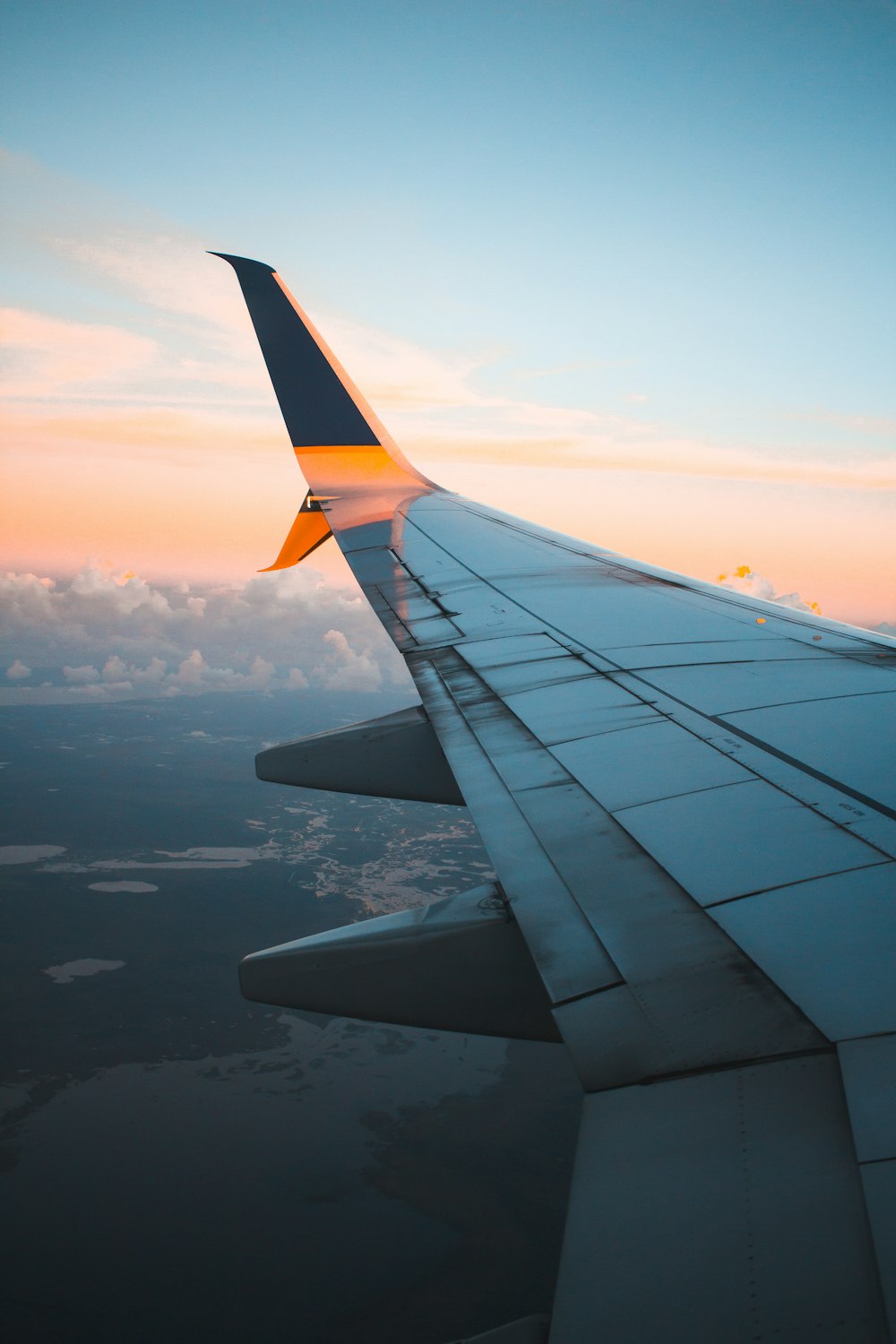 昼間の飛行中の飛行機の窓の眺め