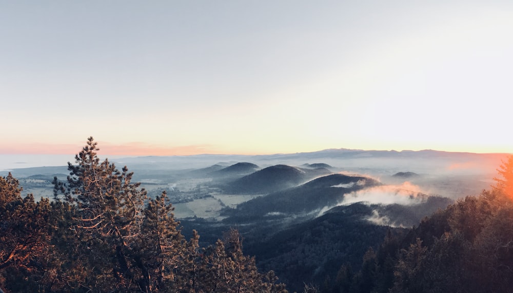 foto da paisagem das montanhas cobertas de nevoeiros