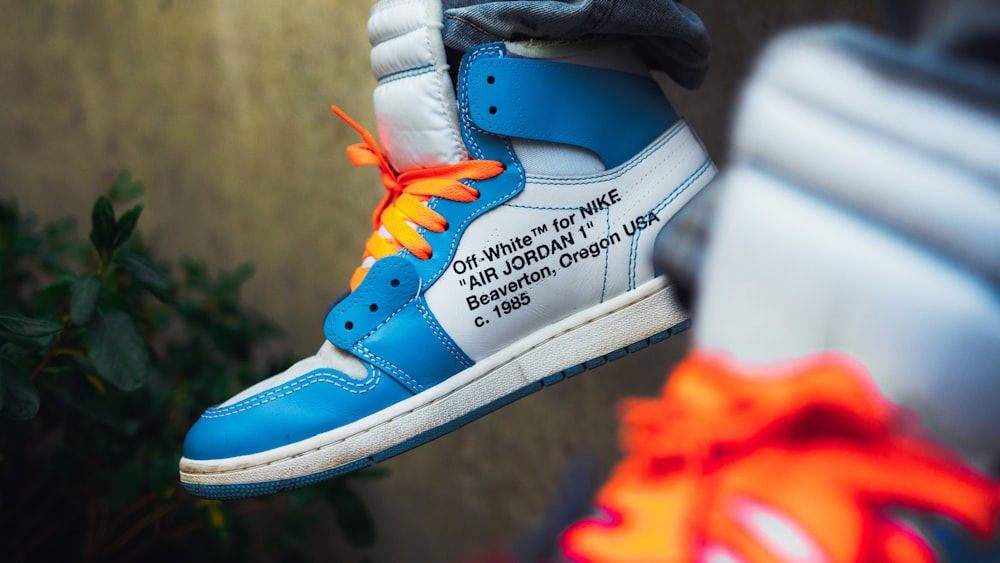 fotografia de foco seletivo do sapato Air Jordan 1 azul e branco