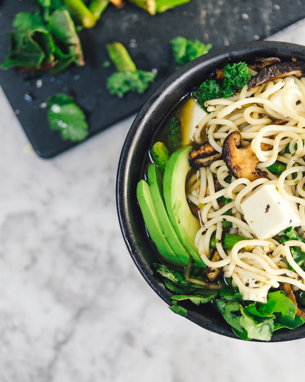 tagliatelle con verdure su ciotola