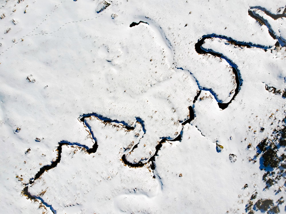 Fotografía de vista aérea de tierra cubierta de nieve