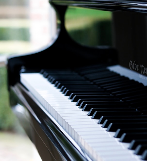 black and white piano in close-up photography