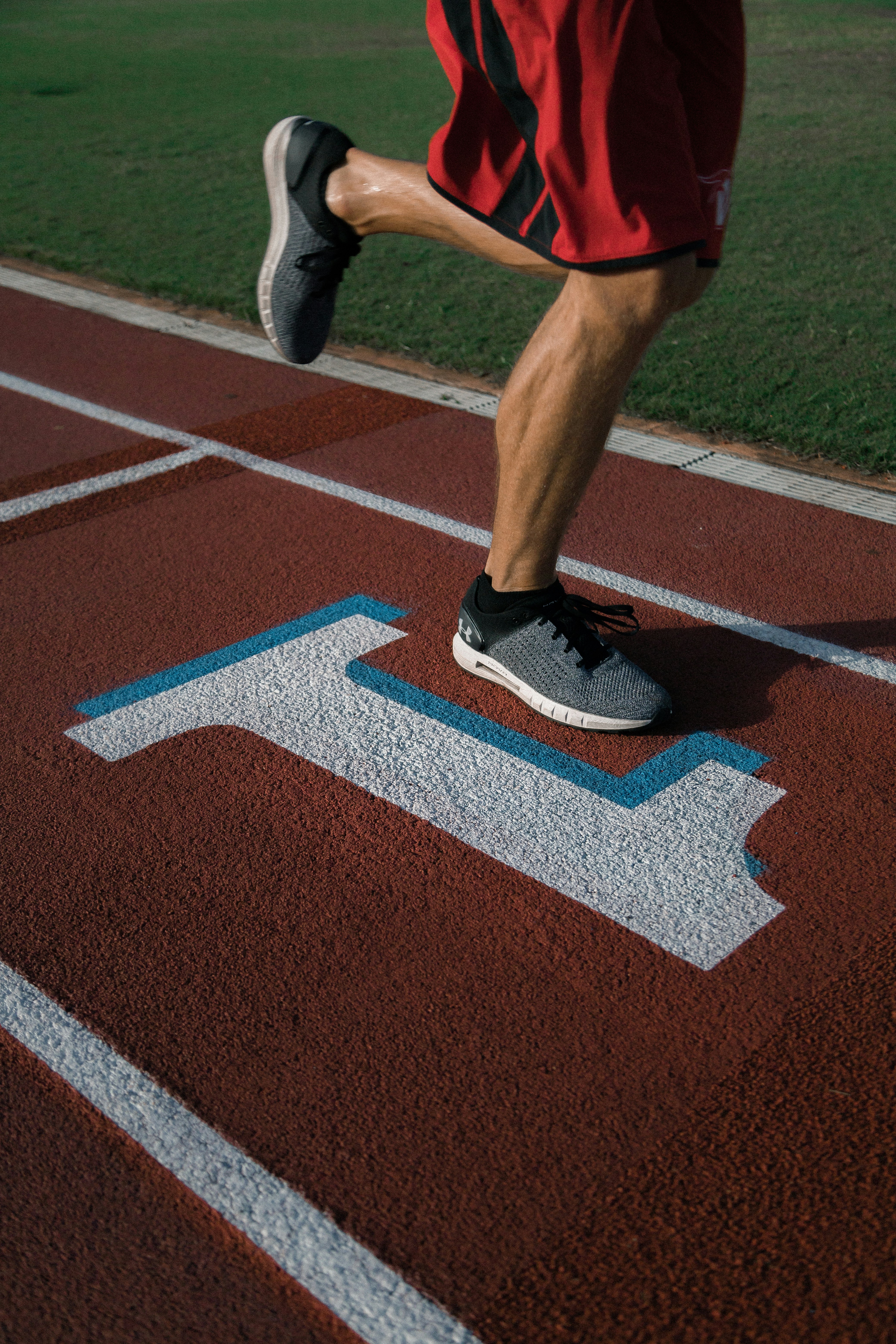 Few images capture the verve, energy, and tension of human life better than sports images. Capturing bodies in motion is no easy feat, so Unsplash has curated an only-the-finest selection of sporting images that cover everything from yoga and dancing to football and baseball