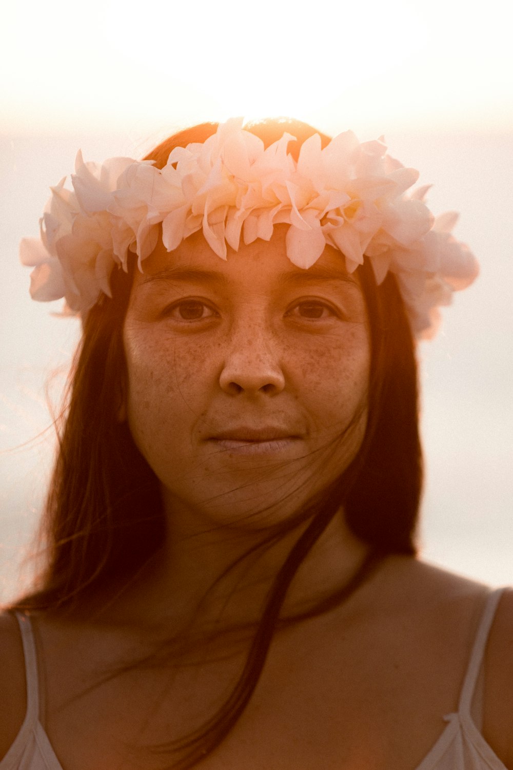 femme portant un bandeau de fleur