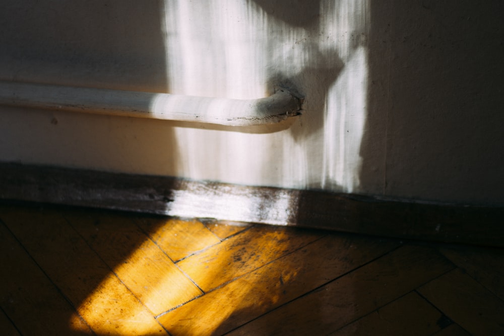 uma sombra da mão de uma pessoa em uma maçaneta de porta