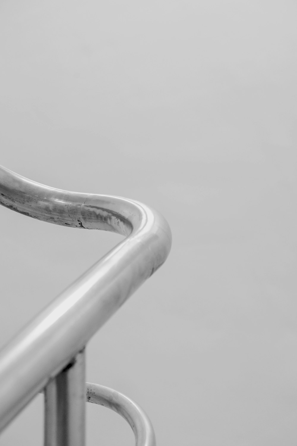 Foto de primer plano de barandillas curvas de acero inoxidable